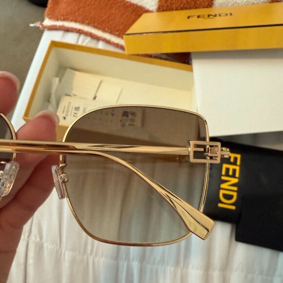 Fendi Logo Sunglasses - Style # FE40013U - NEW CONDITION - Picture 8 of 13